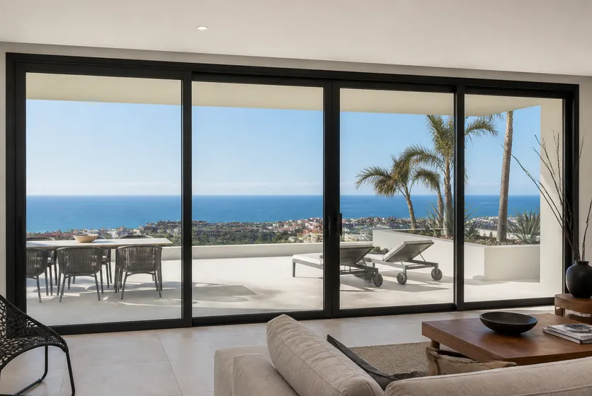 Ventanas de aluminio oscuro con vistas al Atlántico
