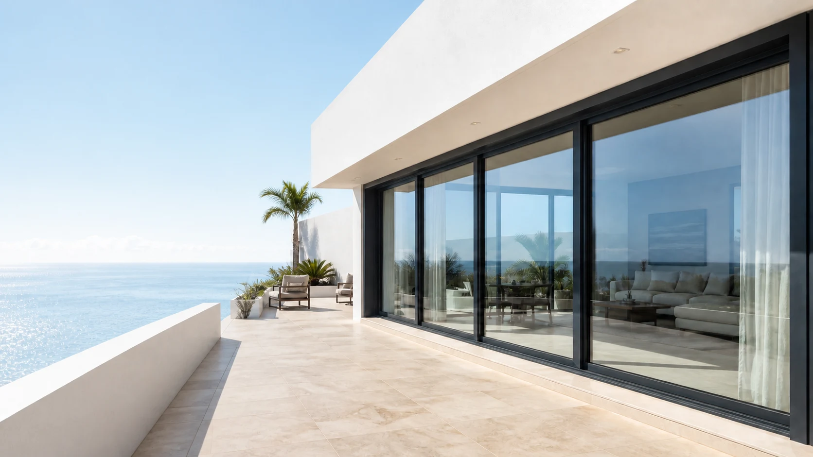 Villa contemporánea en Tenerife con correderas de aluminio oscuro y vistas al Atlántico