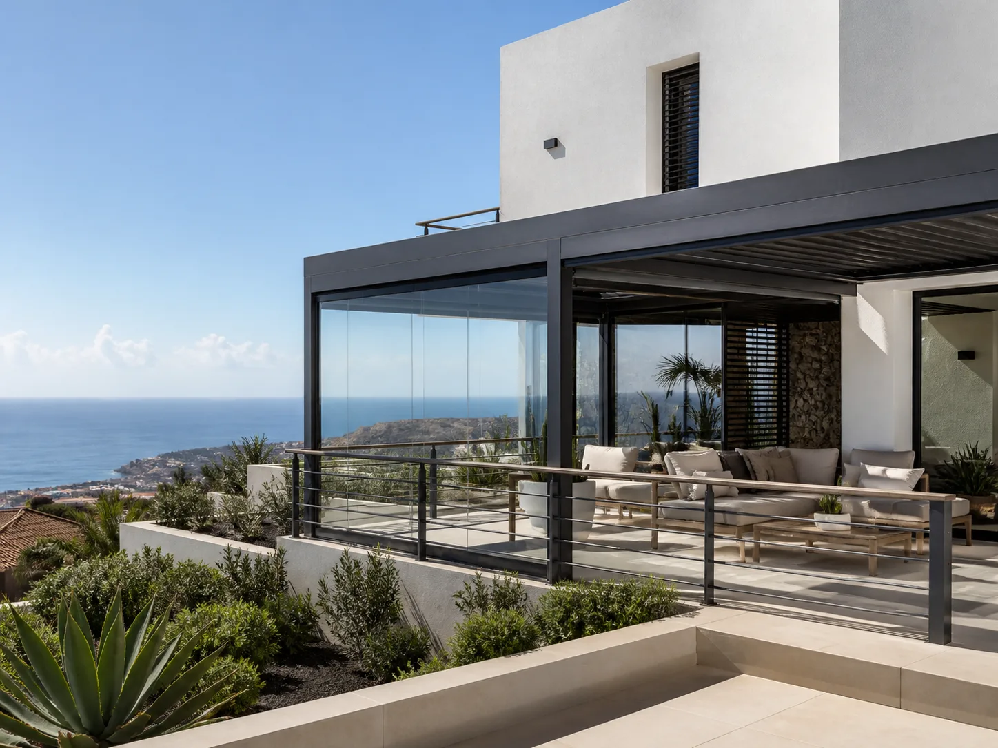 Detalles contemporáneos de aluminio en una terraza con vistas a la costa de Tenerife